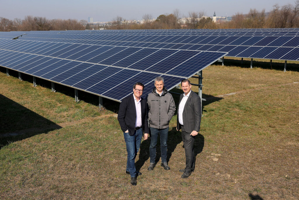 Pflanzung von Baumen für mehr Biodiversität auf Wiener Trinkwasser-Behältern und Besichtigung der Photovoltik-Anlage am Wasserbehälter in Favoriten, mit Klimastadtrat Jürgen Czernohorszky, BV MArcus Franz und Paul Hellmeier, Wiener Wasser Betriebsvorstand.