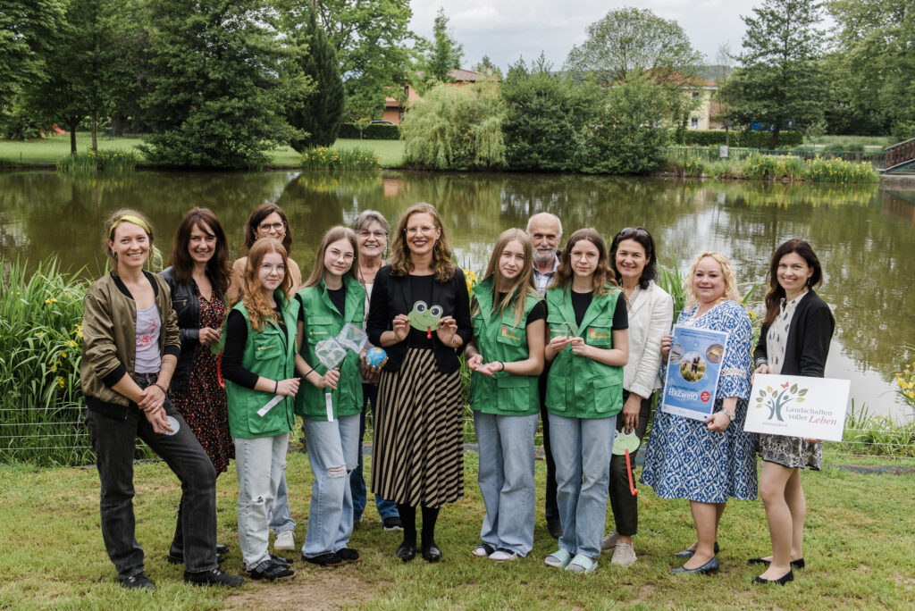 Anja Haider-Wallner erfährt bei Ihrem Besuch von Schülerinnen der Mittelschule Lockenhaus spannende Daten und Fakten zum Thema Wasser. (von links nach rechts):